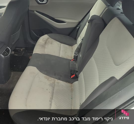 מושב אחורי של רכב עם כתמים על הריפוד